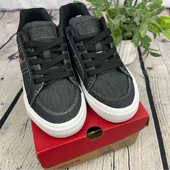 NIB Levi’s Turner Black Chambray Lace-Up Sneakers Sz 2 Youth - Picture 3 of 10
